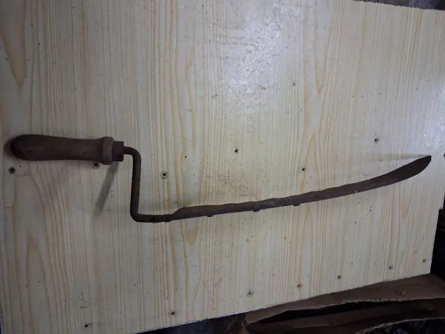 Varias herramientas antiguas de metal