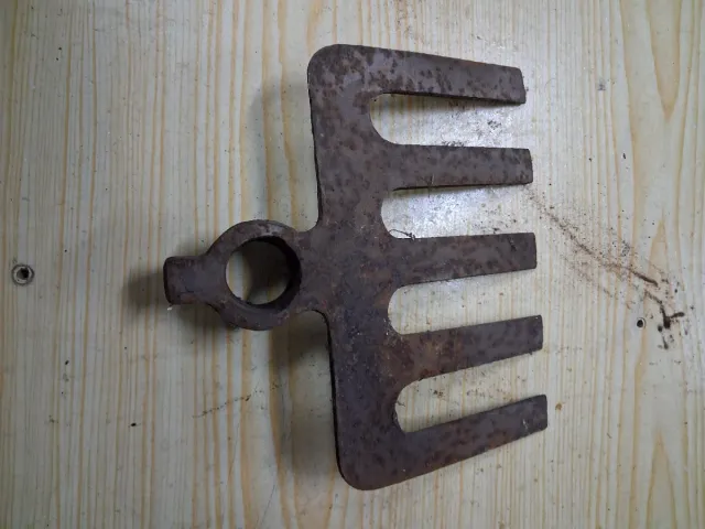 Varias herramientas antiguas de metal