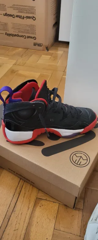 Zapatillas niño negras y rojas