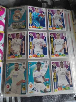 Álbum Adrenalyn con cartas del 2018 al 2022