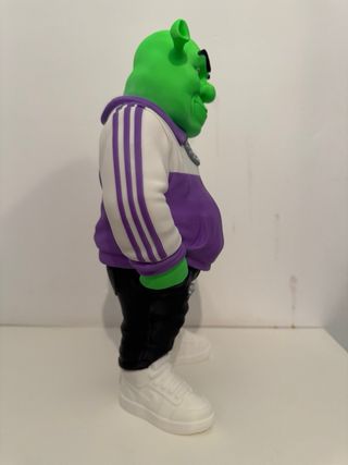 Figura Shrek con ropa deportiva. 3D