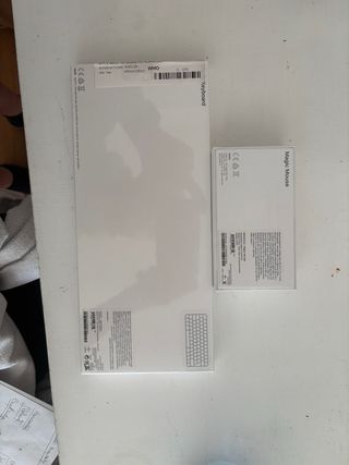 Ratón Apple Magic  y Teclado Apple Magic.