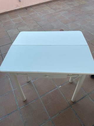 Mesa auxiliar blanca con cajón