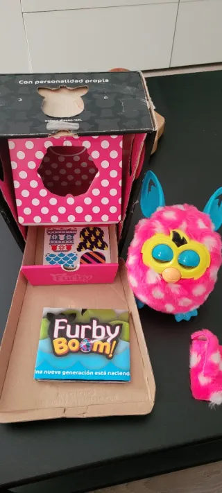 Furby Boom Rosa con Puntos Blancos