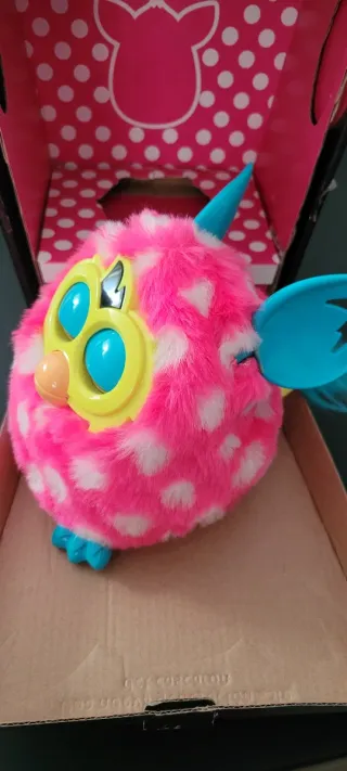 Furby Boom Rosa con Puntos Blancos