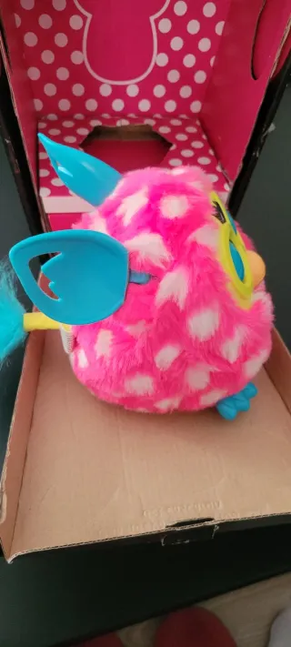 Furby Boom Rosa con Puntos Blancos