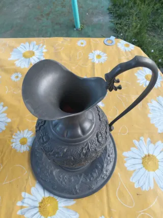 Anfora con piatto in peltro