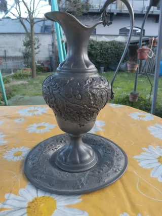 Anfora con piatto in peltro