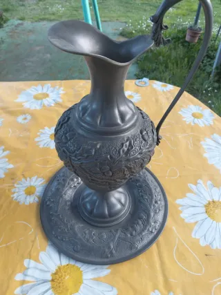 Anfora con piatto in peltro