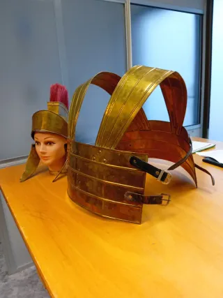 Coraza y Casco Romano Latón Antiguo