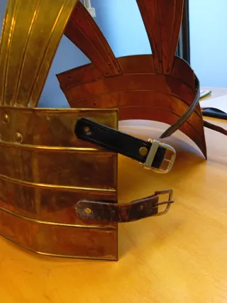 Coraza y Casco Romano Latón Antiguo