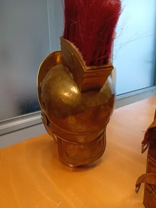 Coraza y Casco Romano Latón Antiguo