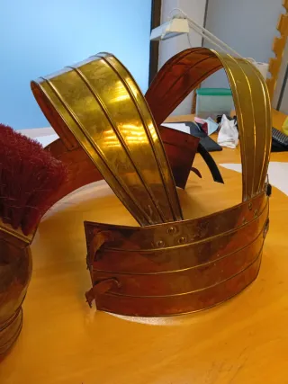 Coraza y Casco Romano Latón Antiguo