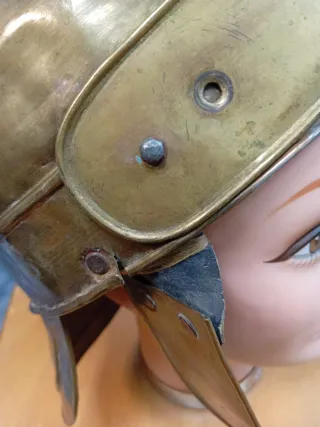 Coraza y Casco Romano Latón Antiguo