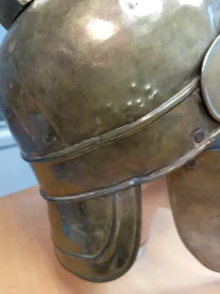 Coraza y Casco Romano Latón Antiguo