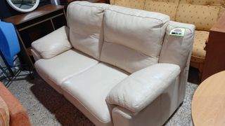 Sofá de piel beige