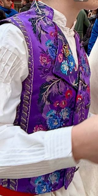 Saraguell: Chaleco cruzado, negrillas y alpargatas