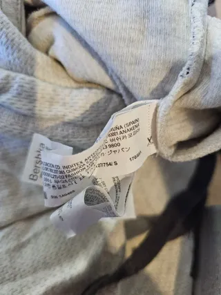 Sudadera Bershka Beige y Negra Talla S