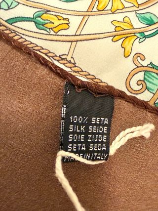 Pañuelo de seda natural estampado. Sin estrenar