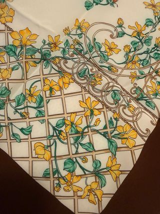 Pañuelo de seda natural estampado. Sin estrenar