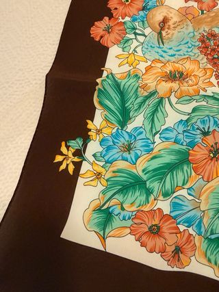 Pañuelo de seda natural estampado. Sin estrenar
