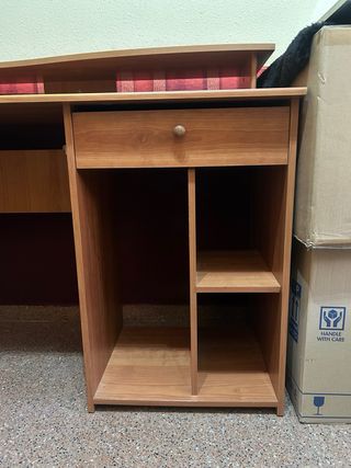 Escritorio de madera marrón