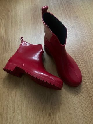 Botas de agua rojas