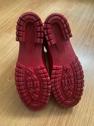 Botas de agua rojas
