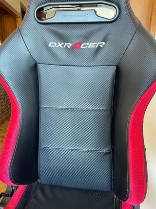 Silla gamer negra y roja.