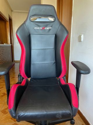 Silla gamer negra y roja.