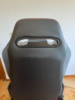 Silla gamer negra y roja.