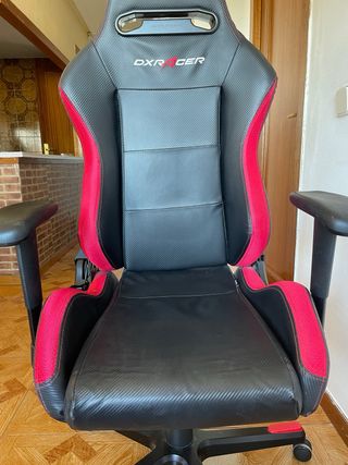 Silla gamer negra y roja.