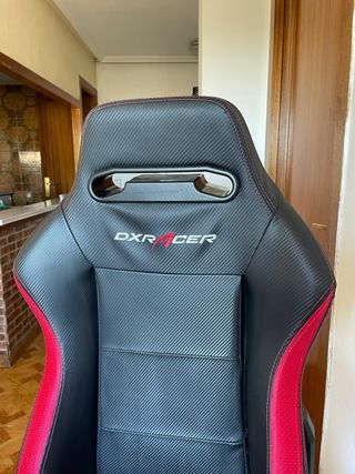 Silla gamer negra y roja.