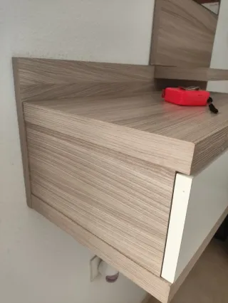 Recibidor moderno con espejo y cajón