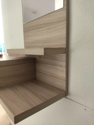 Recibidor moderno con espejo y cajón