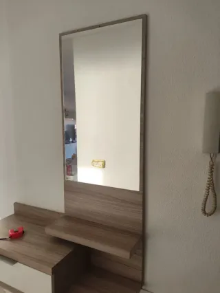 Recibidor moderno con espejo y cajón