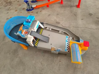 LOTE de 6 Hot Wheels Pistas y Estructuras+coches.