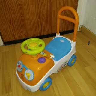 Coche andador infantil naranja y azul