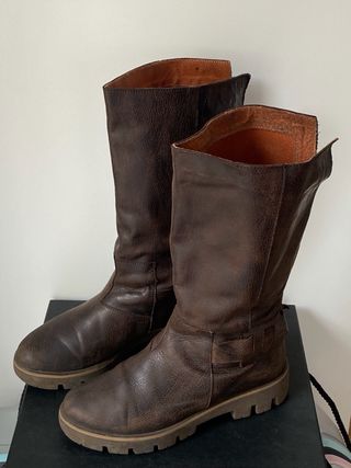 Botas de piel marrón altas