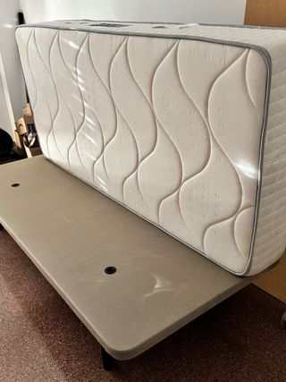 Cama 90 con base tapizada
