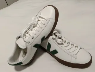Zapatillas Veja Talla 44 Blancas y Verdes. Nuevas.