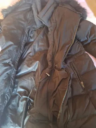 Abrigo mujer negro pequeño descosido