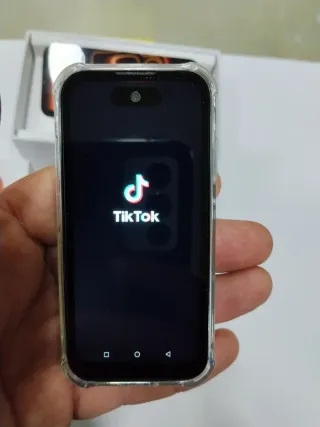 Móvil Mini Negro y Naranja Imitación 17 pro Max