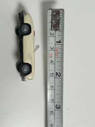 Macchine in miniatura argento, verde e bianco