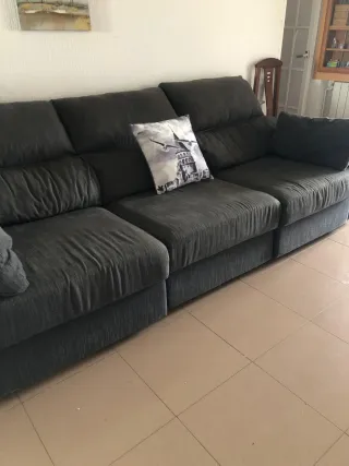 Sofá modular gris con cojines amarillos