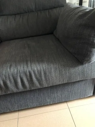 Sofá modular gris con cojines amarillos