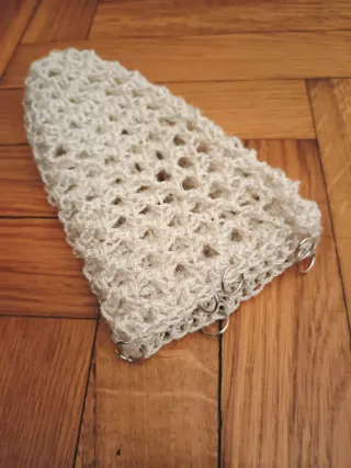 Cuffia estiva beige con anelli cromati