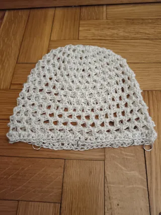 Cuffia estiva beige con anelli cromati