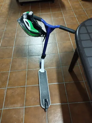Patinete azul con casco verde