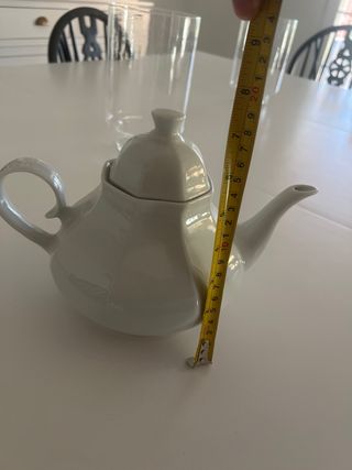 Tetera de porcelana blanca
